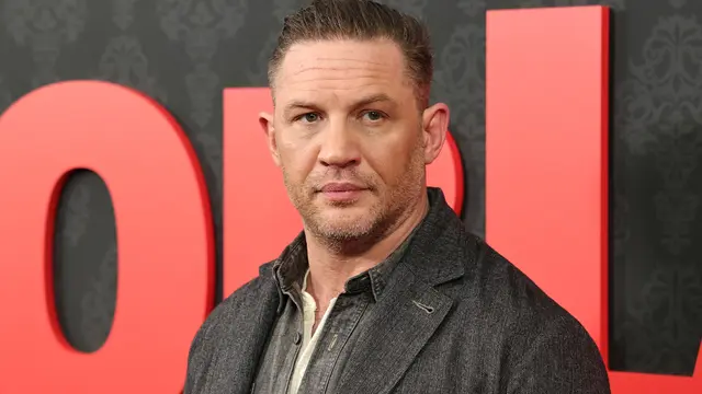 Herec Tom Hardy sa objavil počas filmového festivalu v Cannes v jednej zo známych kaviarní spolu s rodinkou. Ukázal tak svoju romantickú a otcovskú stránku, ktorú fanúšikovia tak často nemôžu vidieť.