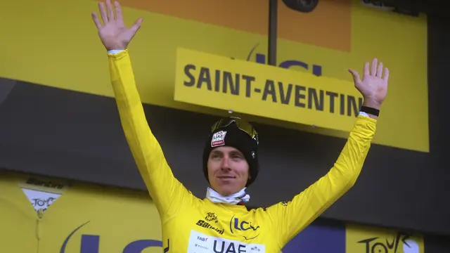JB 64 Luchon Superbagneres - Slovinský cyklista Tadej Pogačar v žltom drese vedúceho pretekára  oslavuje na pódiu po skončení 14. etapy cyklistických pretekov Tour de France na trati z Pau do Luchonu Superbagneres, dlhej 182,6 km vo francúzskom meste Luchon Superbagneres 19. júla 2025. FOTO TASR/AP

Slovenia's Tadej Pogacar, wearing the overall leader's yellow jersey, celebrates on the podium after the fourteenth stage of the Tour de France cycling race over 182.6 kilometers (113.5 miles) with start in Pau and finish in Luchon Superbagneres, France, Saturday, July 19, 2025. (AP Photo/Mosa'ab Elshamy)