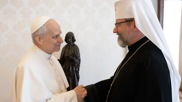 Pápež Lev XIV. počas stretutia s hlavou ukrajinskej gréckokatolíckej cirkvi, arcibiskupom Sviatoslavom Ševčukom.