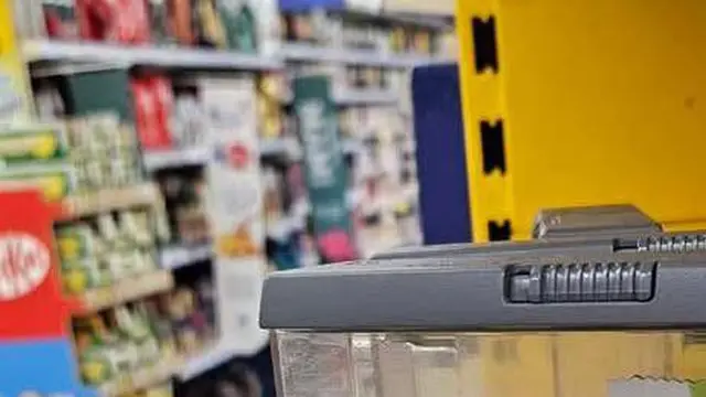 V supermarkete odfotili malú dubajskú čokoládu pod zámkom.