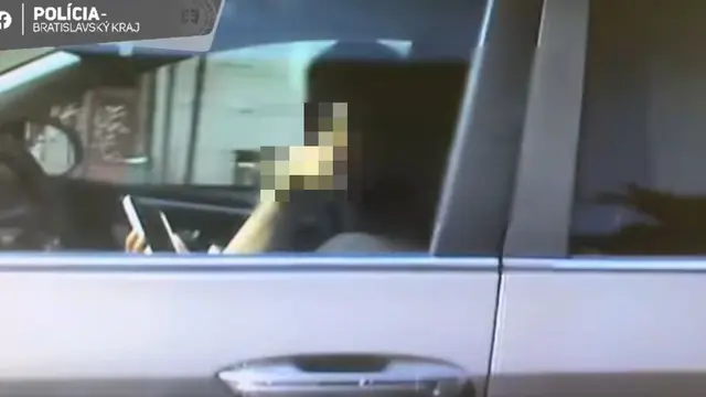 VIDEO NEUVERITEĽNÁ drzosť: Šoférovala s mobilom v ruke a policajtom vystrčila PROSTREDNÍK
