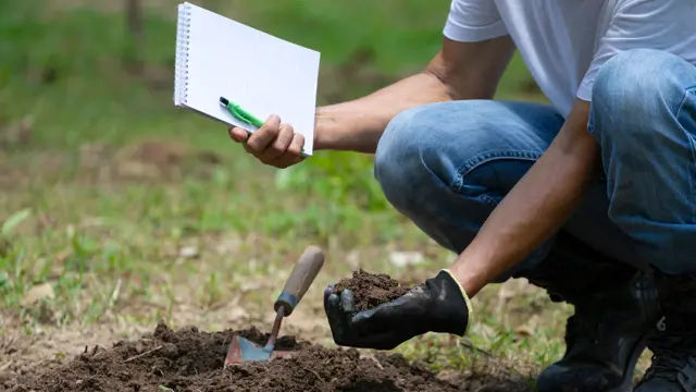 Agrochemický rozbor pôdy ako službu pre externých zákazníkov zabezpečuje ÚKSÚP, odbor pôdy a hnojív v spolupráci s odborom laboratórnych činností. 