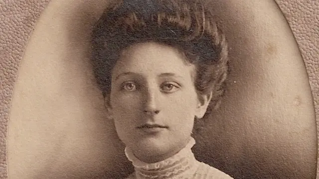 Hazel Farris bola obyčajná žena z juhu USA – až kým sa z nej podľa legendy nestala vrahyňa, utečenka a napokon múmia vystavovaná na jarmokoch.