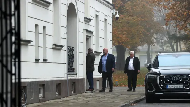 Na snímke je predseda Národnej koalície Rudolf Huliak s poslancami Ivanom Ševčíkom a Pavlom Ľuptákom na ceste na  Úrad vlády.