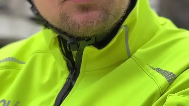 Polícia vysvetľuje, ako správne jazdiť na kolobežke: VIDEO PRE KAŽDÉHO KOLOBEŽKÁRA, KTORÝ PO ZIME VYTIAHOL A NABIL ZAPRÁŠENÚ KOLOBEŽKU.