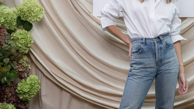 Skinny jeans s bielou blúzkou
