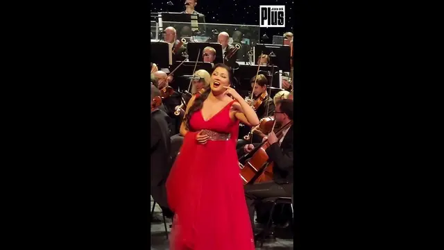 Keď Anna Netrebko vstúpila na pódium Slovenského národného divadla, publikum ani nedýchalo. Operná diva predviedla nielen dokonalý spevácky výkon, ale aj oslnivú vizáž – v šatách posiatych trblietkami a s diamantovým náhrdelníkom, ktorého cena sa šplhá do státisícov eur.