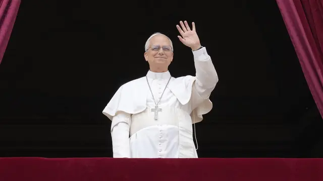 Pápež Lev XIV. sa prihovoril desaťtisícom veriacich v nedeľu na poludnie z balkóna Baziliky sv. Petra vo Vatikáne.