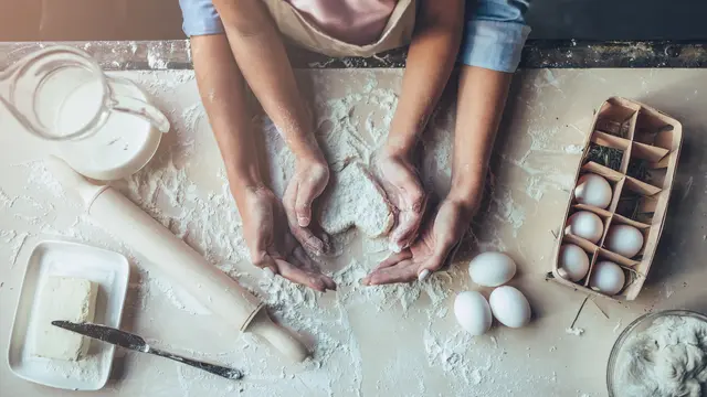 Nech už ide o jemné koláčiky, lahodné torty alebo iné sladkosti, vyskúšajte naše recepty a spravte Deň matiek ešte výnimočnejším!