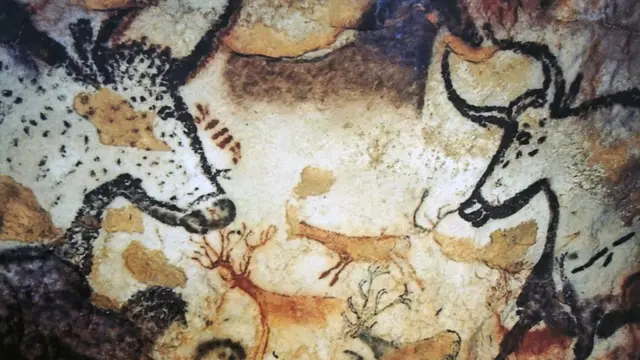 Kresby pratura v jaskyni Lascaux