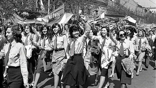 1976 Košice. Prvomájové sprievody boli podľa predstáv režimu vždy s radostne usmiatou mládežou. 
