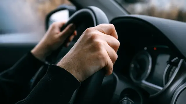 Trasenie volantu počas jazdy: Nevinná chyba alebo hrozba na kolesách?